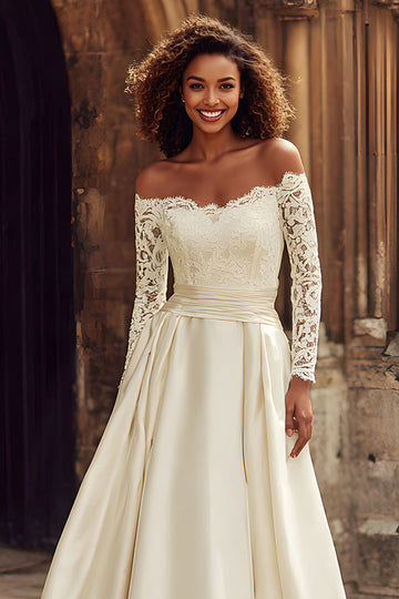 Robe de mariée trapèze à épaules dénudées en dentelle ivoire appliquée à traîne de balayage